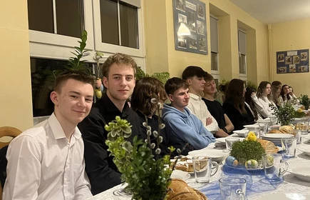 uczniowie siedzący przy stole podczas kolacji wielkanocnej