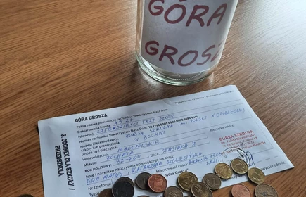 słoik i pieniądze leżące na stole