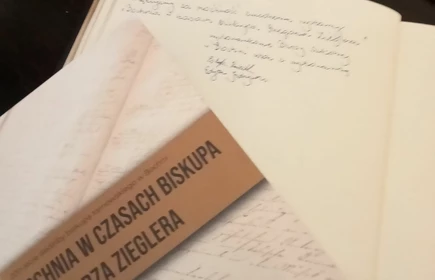 dokmenty arhiwalne leżące na stole