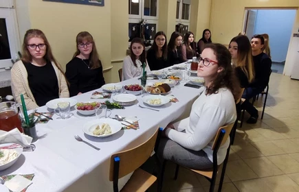 uczniowie podczas kolacji wigilijnej