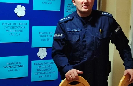 policjant podczas spotkania z młodzieża