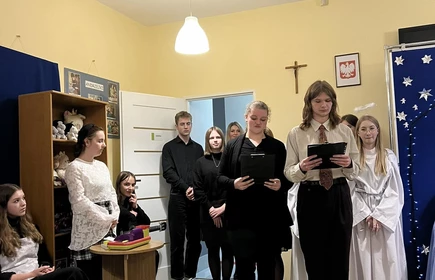 wuczniowie przebrani w stroje świąteczne przedstawiający program artystyczny