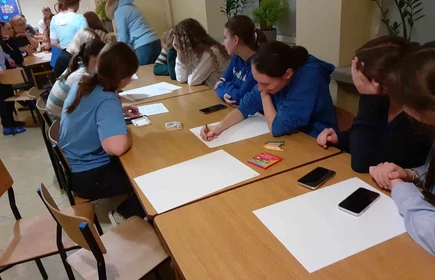 uczniowie pracyjący podczas zajęć prz stole