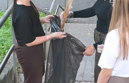 uczniowie zbierający śmieci