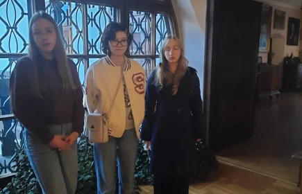 Trzy stojące uczennice w Muzeum