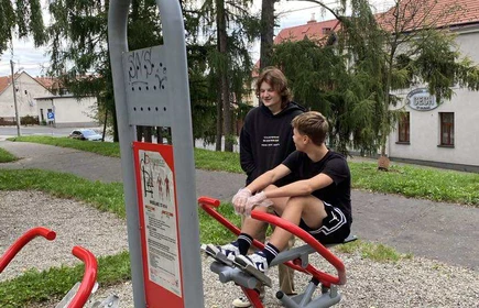 Ćwiczący uczeń na sprzęcie sportowym w Parku