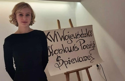 stojąca uczennica prezentująca poezję śpiewaną