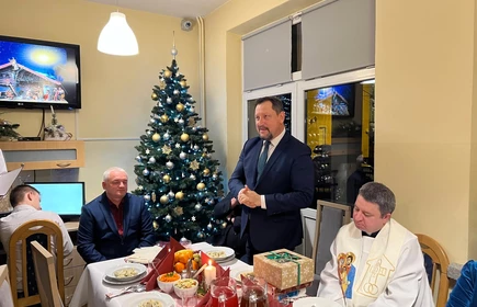przemawiający wicestarosta do zebranych gości i społeczności bursy
