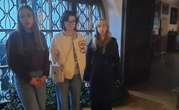 Trzy stojące uczennice w Muzeum
