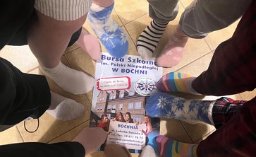  na zdjęciu widać kolorowe, niepasujące skarpetki zostały założone z okazji Światowy Dzień Zespołu Downa. To symbol akceptacji, solidarności i wsparcia dla osób z zespołem Downa ????. Zdjęcie ma przyjazny i pozytywny charakter, pokazujący wspólne zaangażowanie i dobrą atmosferę.