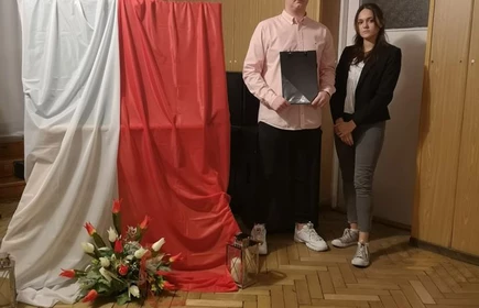 Na zdjęciu osoby biorące udział w obchodach święta niepodległości 